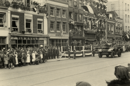 605158 Afbeelding van de Memorial D-Day Parade van de 3rd Canadian Infantry Division op het Vredenburg te Utrecht.